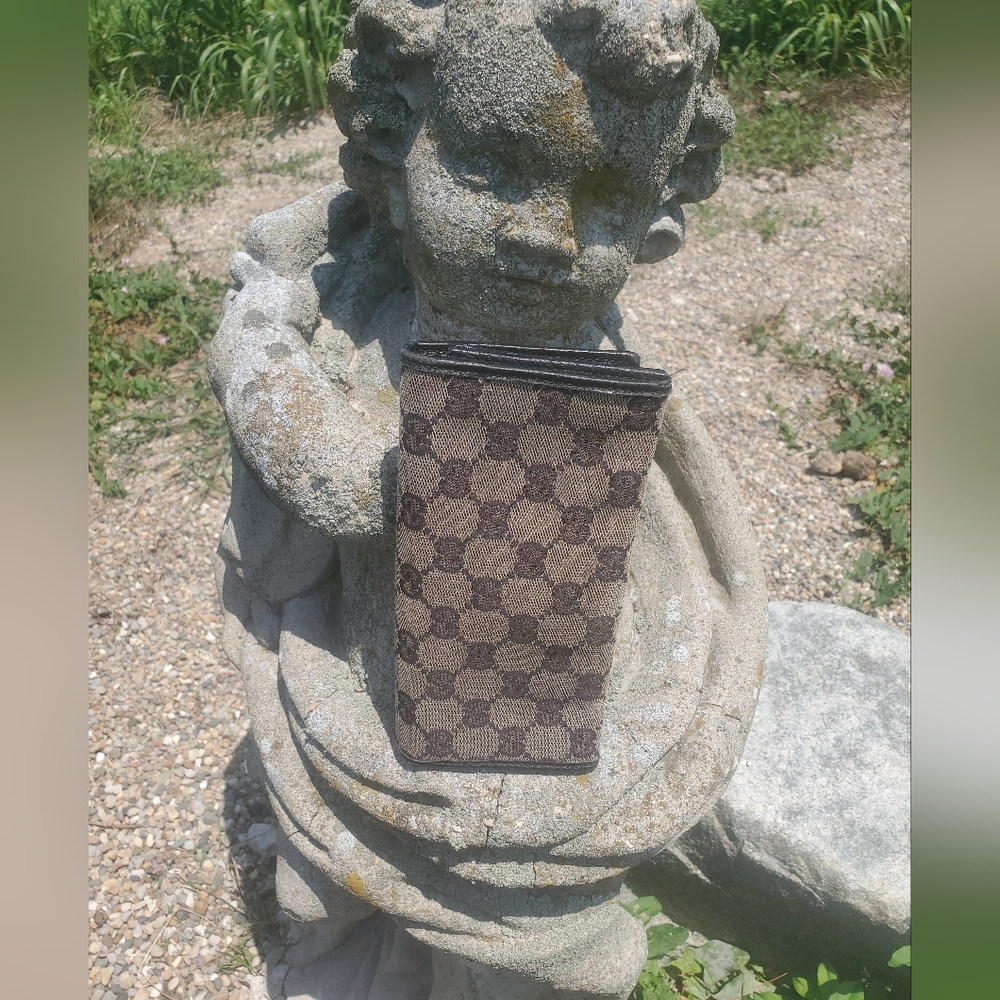 Authentic Gucci Long wallet has flaws